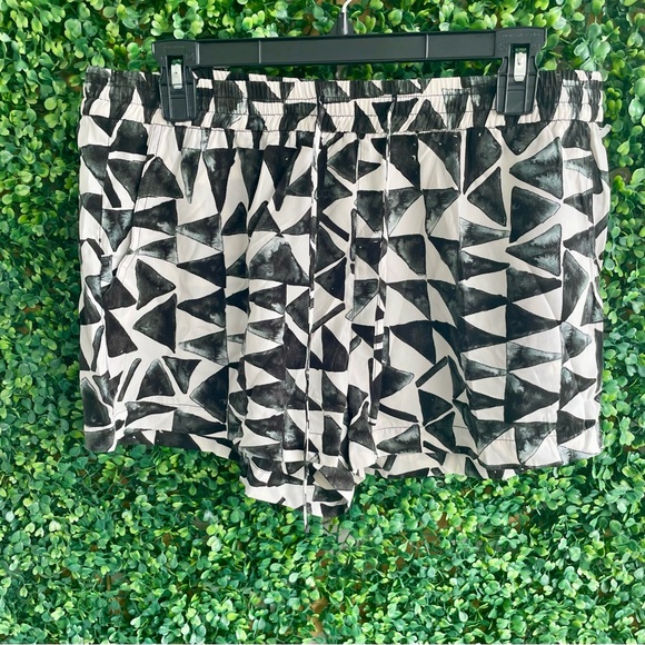 Jack By BB Dakota Franco White Print Shorts - Large | NWOT - Pull-On Drawstring - Picture 7 of 10